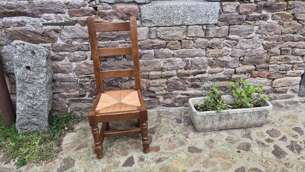 4 chaises en ch&ecirc;ne massif avec assises en paille tress&eacute;e Meubles