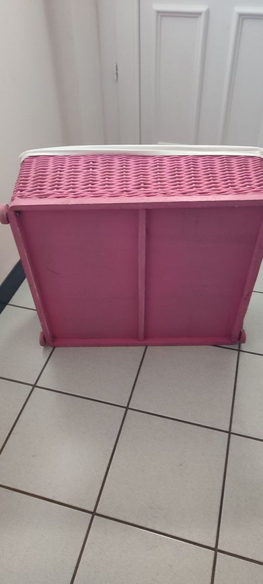 Coffre/bac &agrave; roulettes en rotin rose tr&egrave;s bon &eacute;tat Meubles