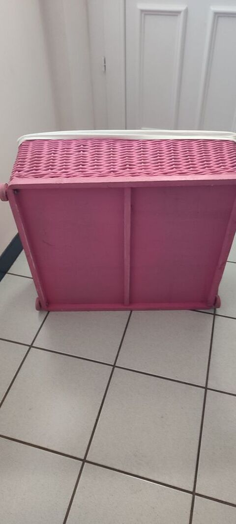 Coffre/bac  roulettes en rotin rose trs bon tat 25 Biars-sur-Cre (46)
