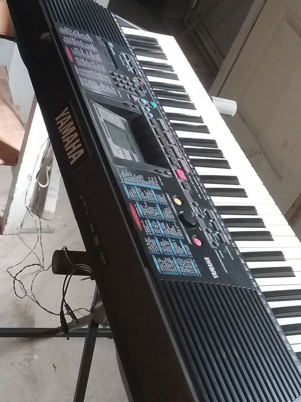 Synth&eacute;tiseur plus cajon de percussions Instruments de musique