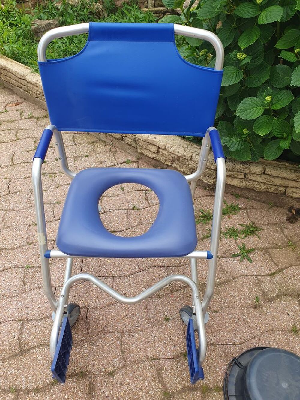 Fauteuil roulant plus une chaisse pot Meubles