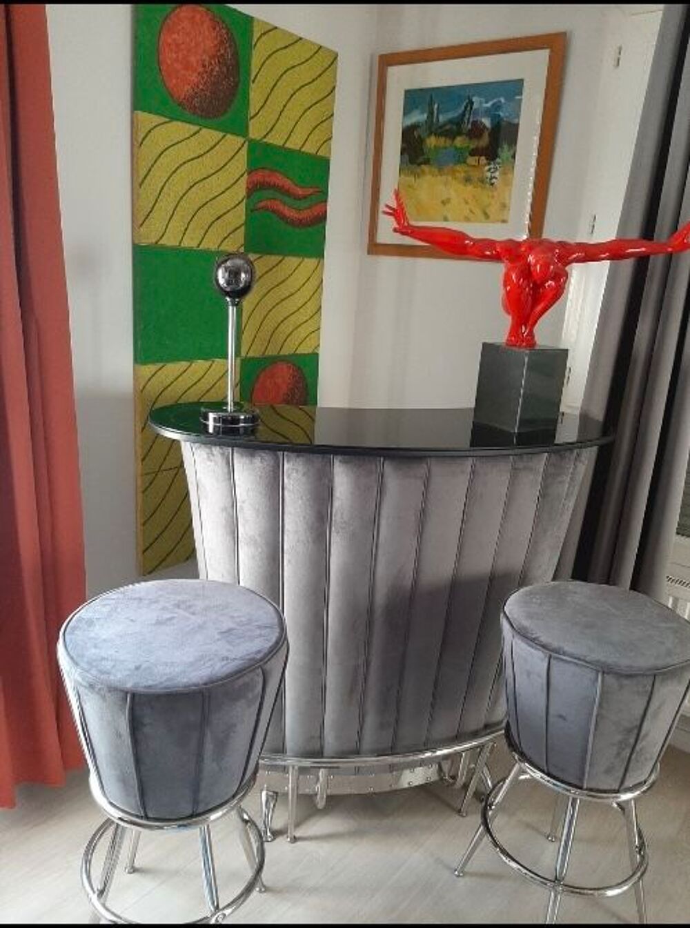 Bar d'appartement r&eacute;tro disign avec ses 2 tabourets KARE Meubles