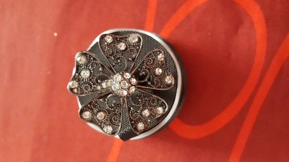 Bague vintage fleur r&eacute;glable stress blanc artisanale N&deg; 1307 Bijoux et montres