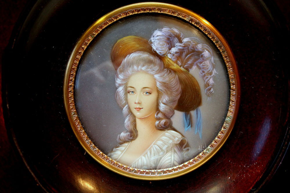Portrait miniature sur ivoire sign&eacute; de la reine MARIE ANTOIN Décoration