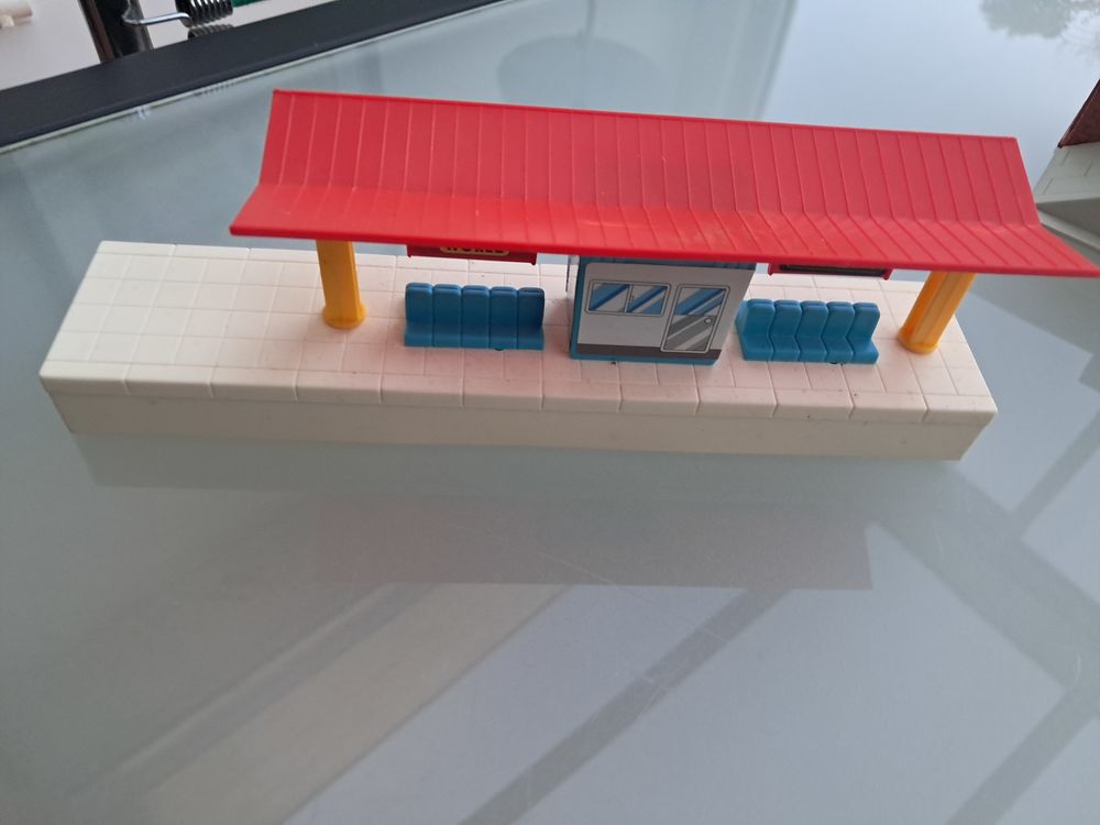 Des &eacute;l&eacute;ments du train Tomy 7426, super set
de chez Tomica Wo Jeux / jouets