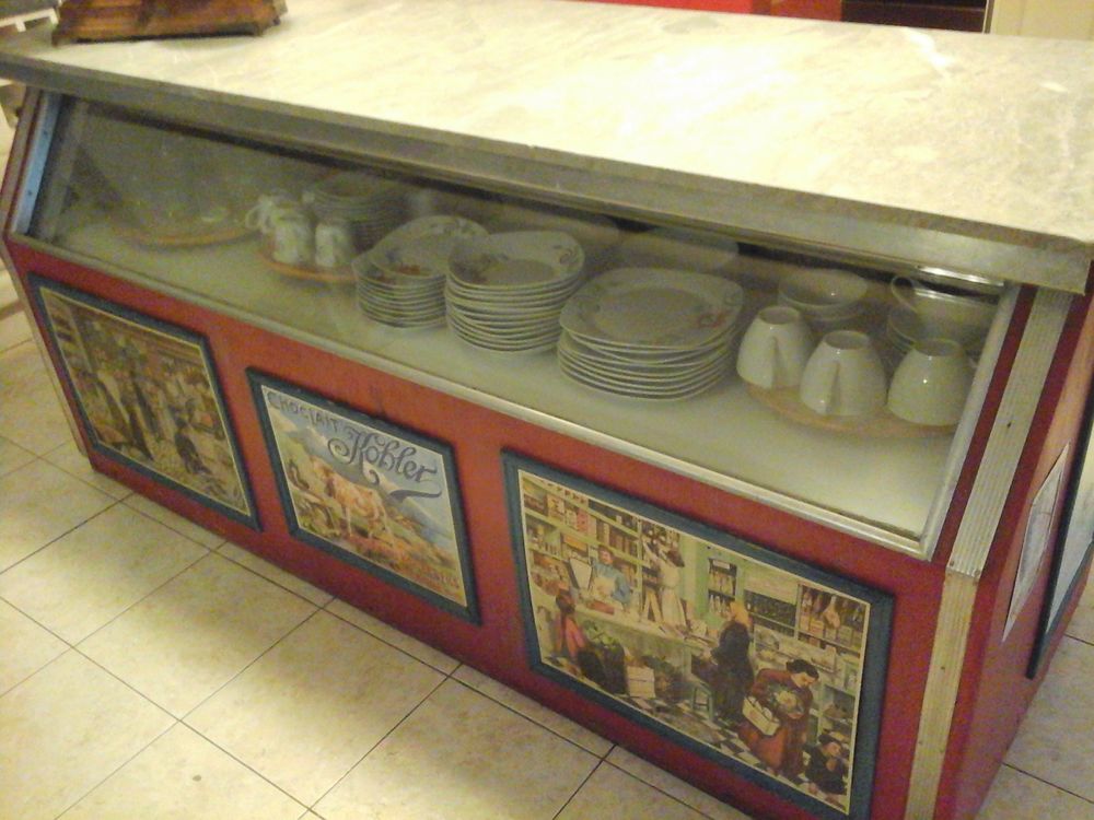 ancienne vitrine epicerie ann&eacute;e 60 tres bon &eacute;tat, Meubles