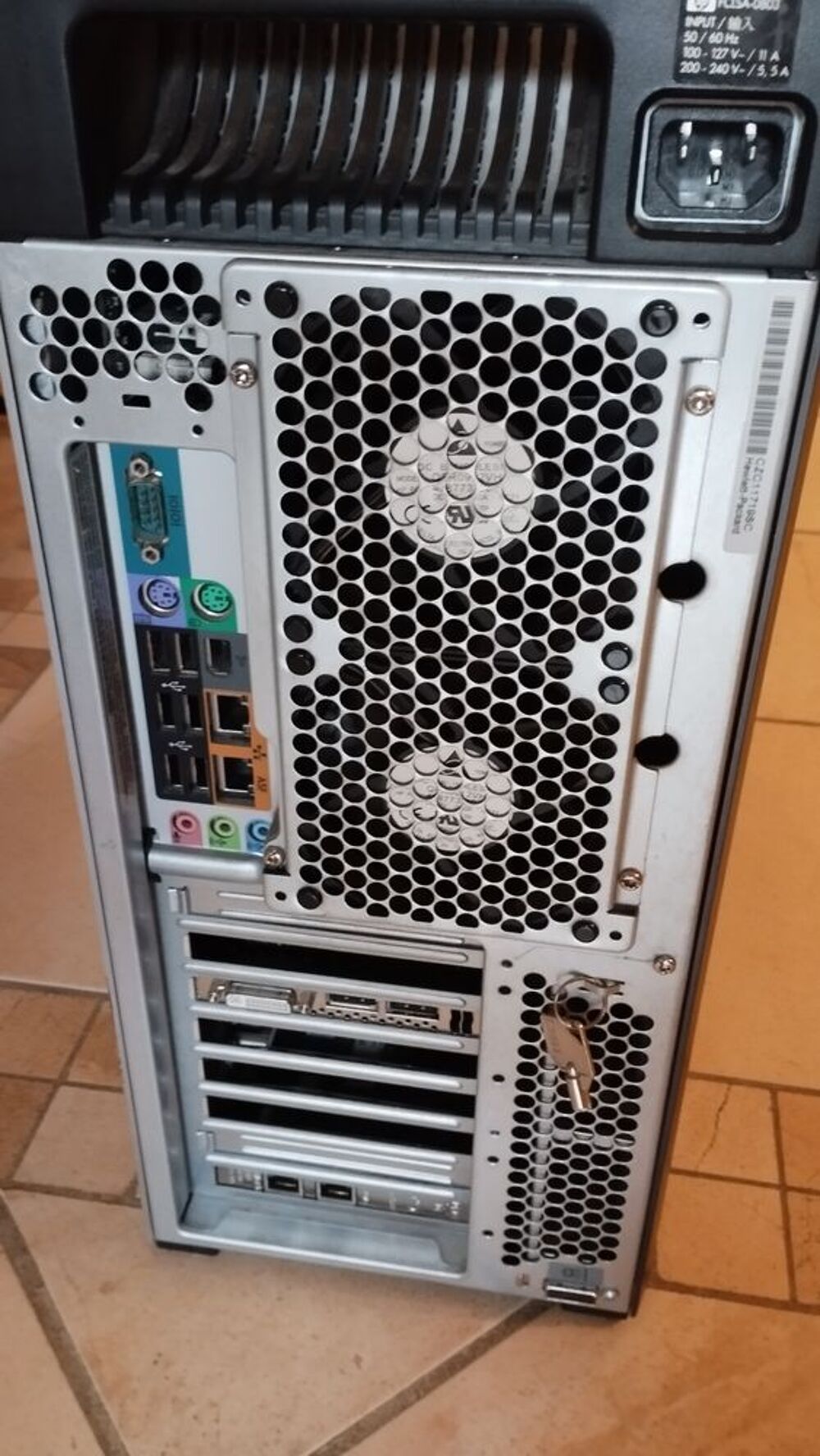 Tour HP Z800 Bipro Xeon pour pi&egrave;ces 100 Euros Matériel informatique