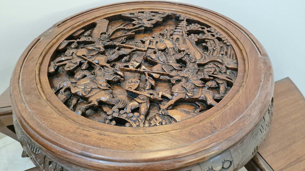  Table basse chinoise sculpt&eacute;e avec 4 tabourets gigognes Meubles