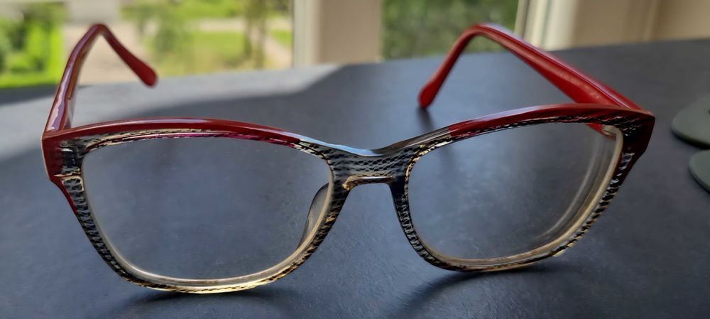 Lunettes rouge et noir . TBE Bijoux et montres
