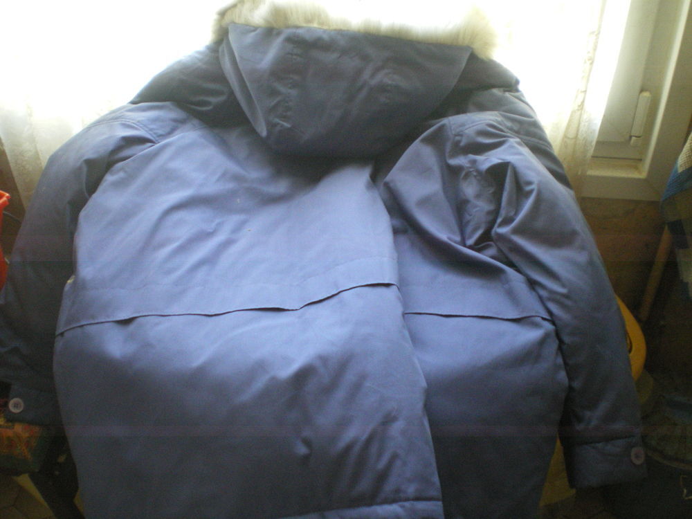 Parka de couleur bleue avec capuche Vêtements