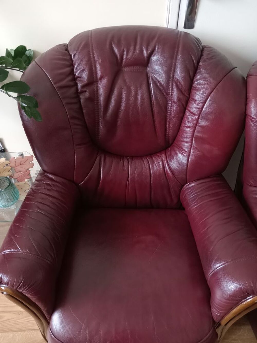 d'un ensemble de fauteuil en cuir couleur bordeaux Meubles