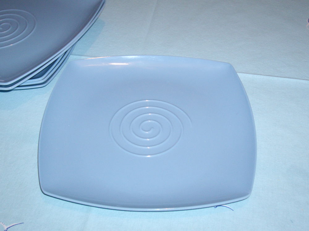 LOT 6 ASSIETTES BLEU
EN PLASTIQUE
22 CM X 22 CM ENVIRON
Cuisine