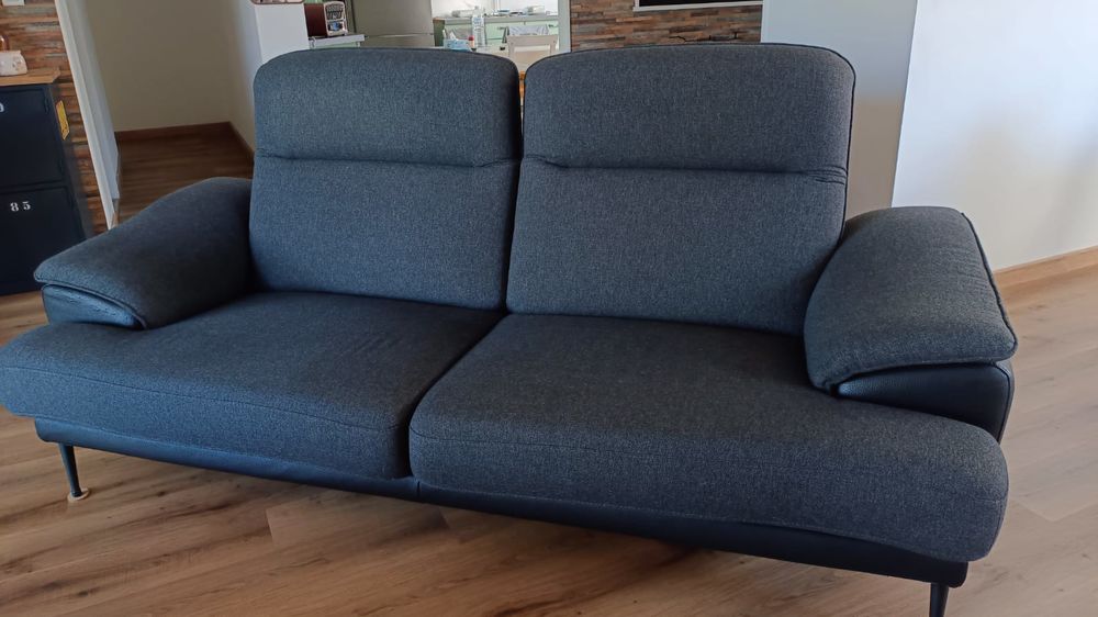 Canap&eacute; 2 places gris avec pouf Meubles