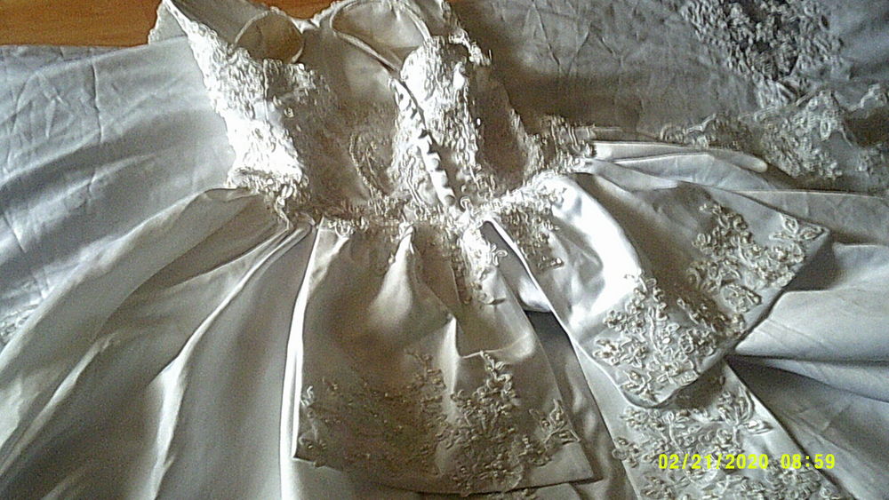 robe de mari&eacute; toute neuve Vêtements