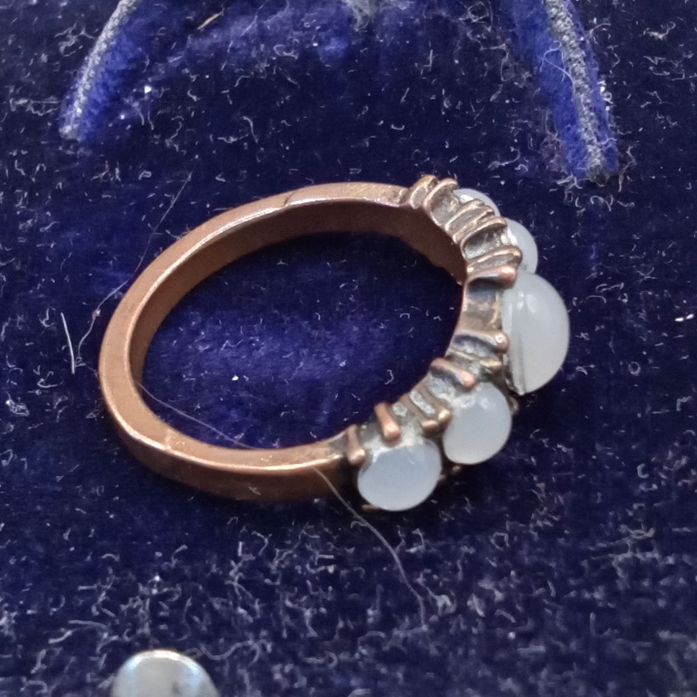 Jolie bague vintage cabochons blancs translucides Bijoux et montres