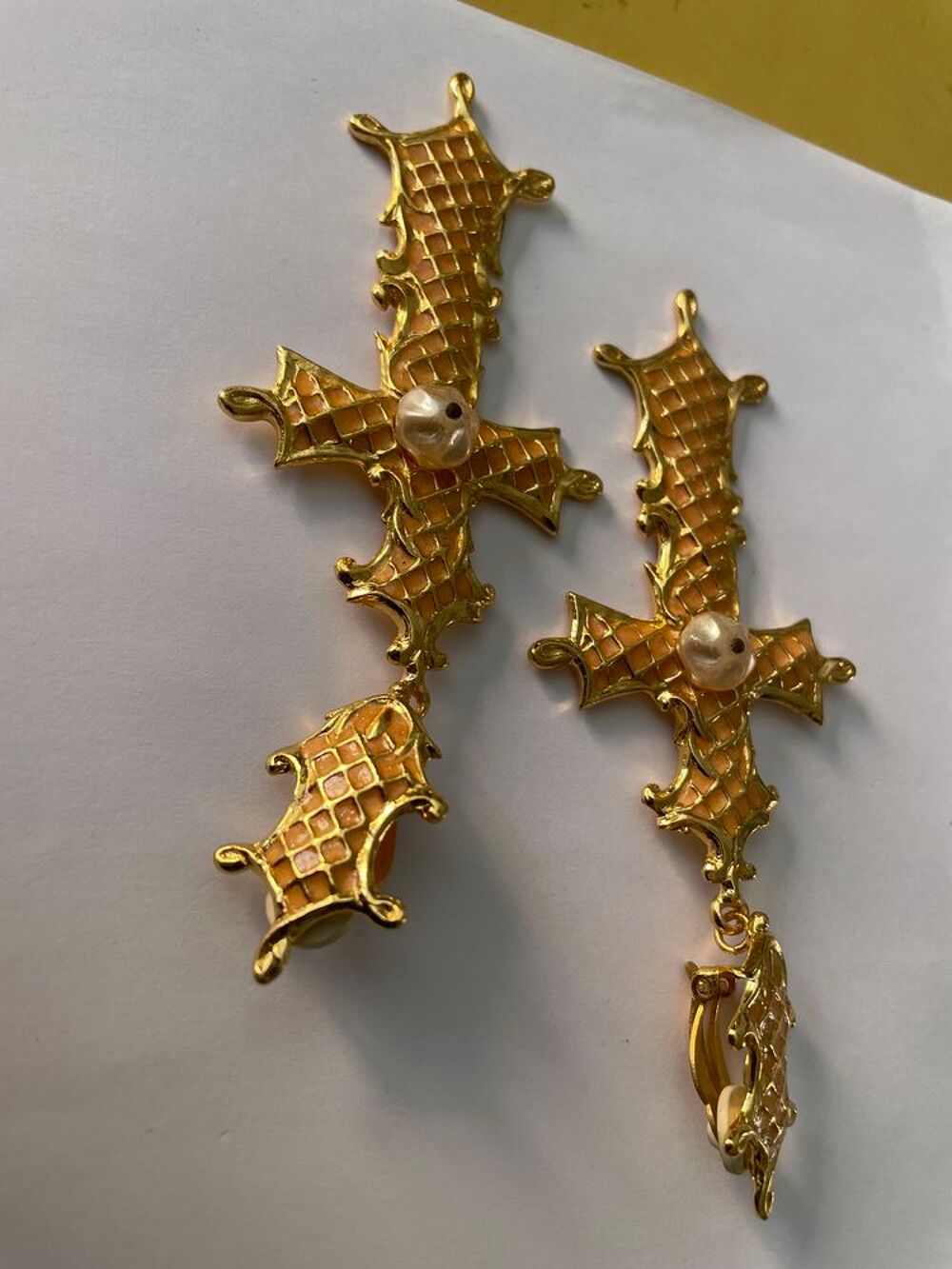 BO Clip croisillons email rose nacr&eacute; pendant croix +perle CL Bijoux et montres