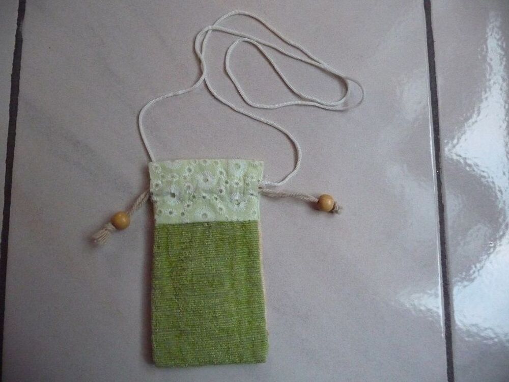 1 pochette verte - NEUVE Maroquinerie