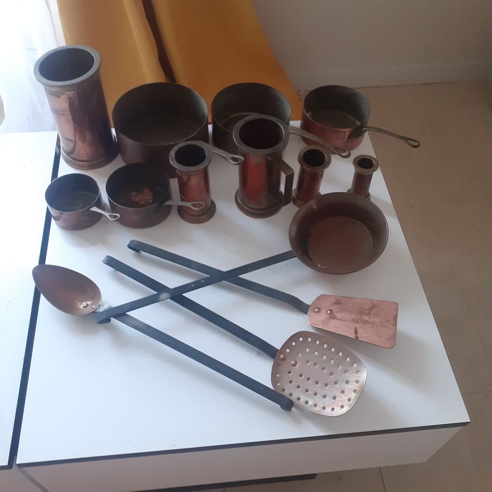ancienne casserole en cuivre et pot de mesures Cuisine