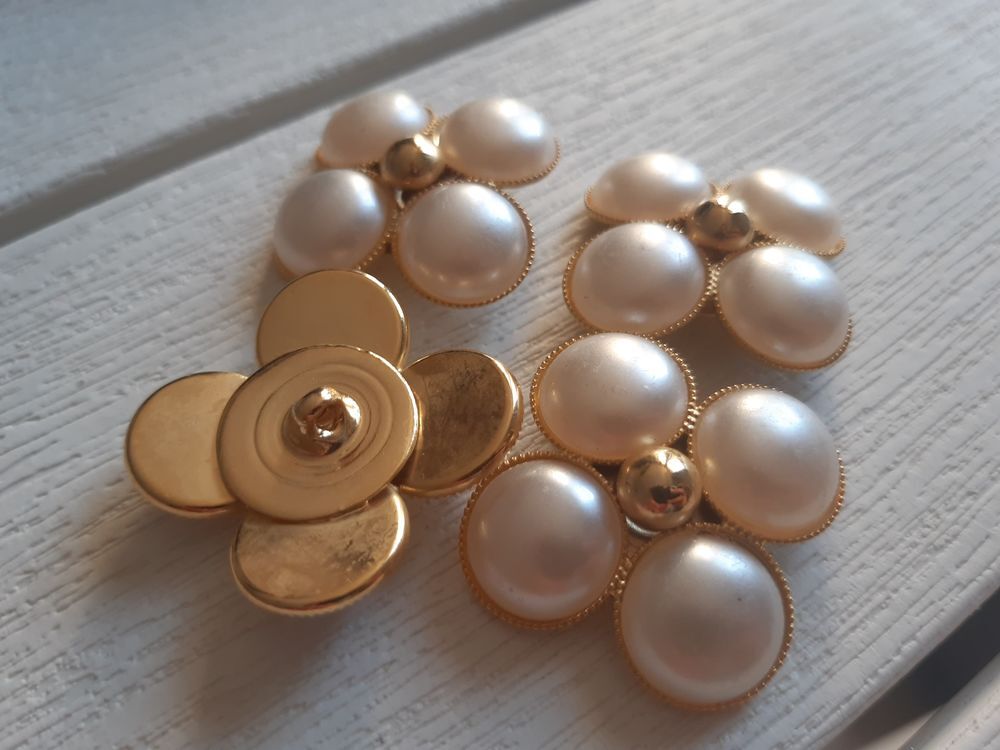 Lot de 4 boutons haute couture th&egrave;me floral Bijoux et montres