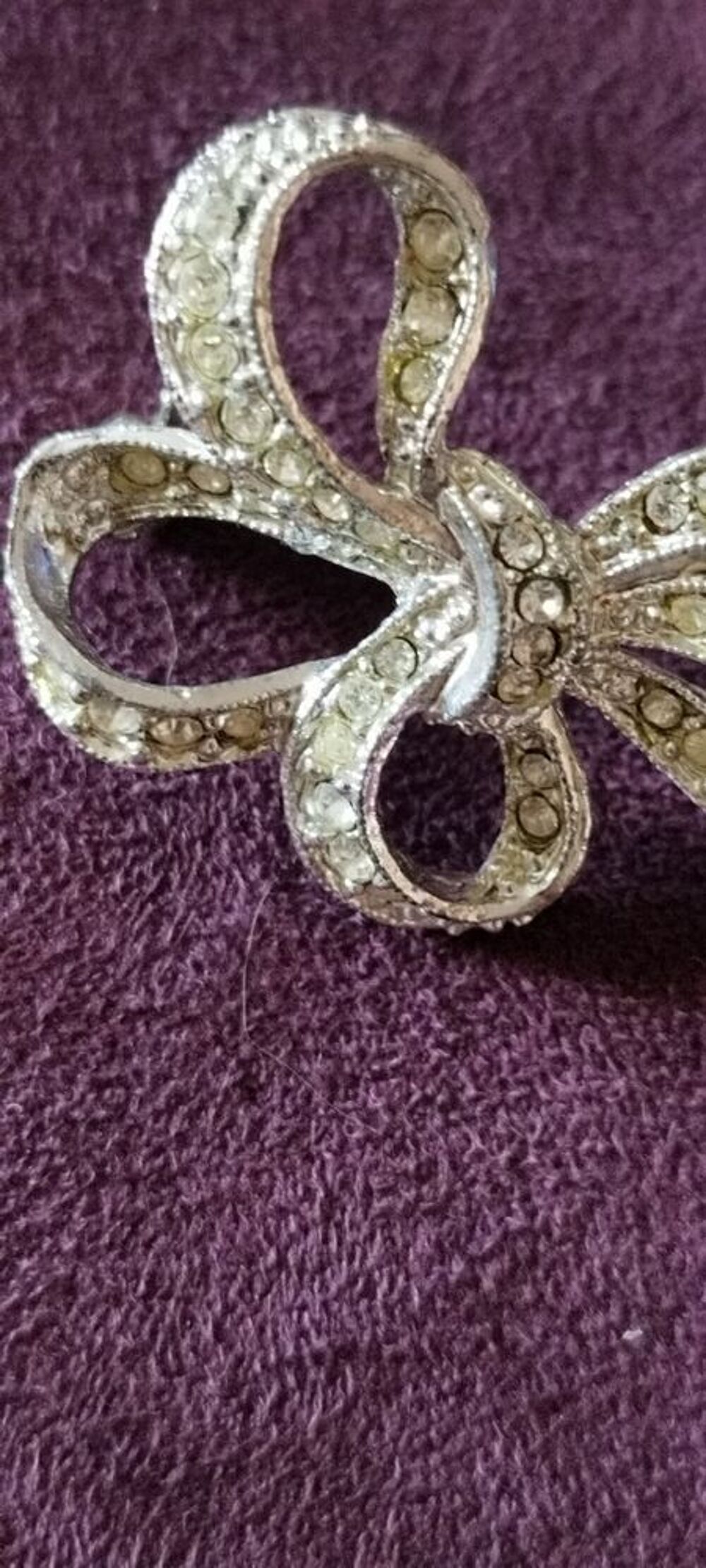 Broche Vintage argent&eacute;e, strass de verre Bijoux et montres