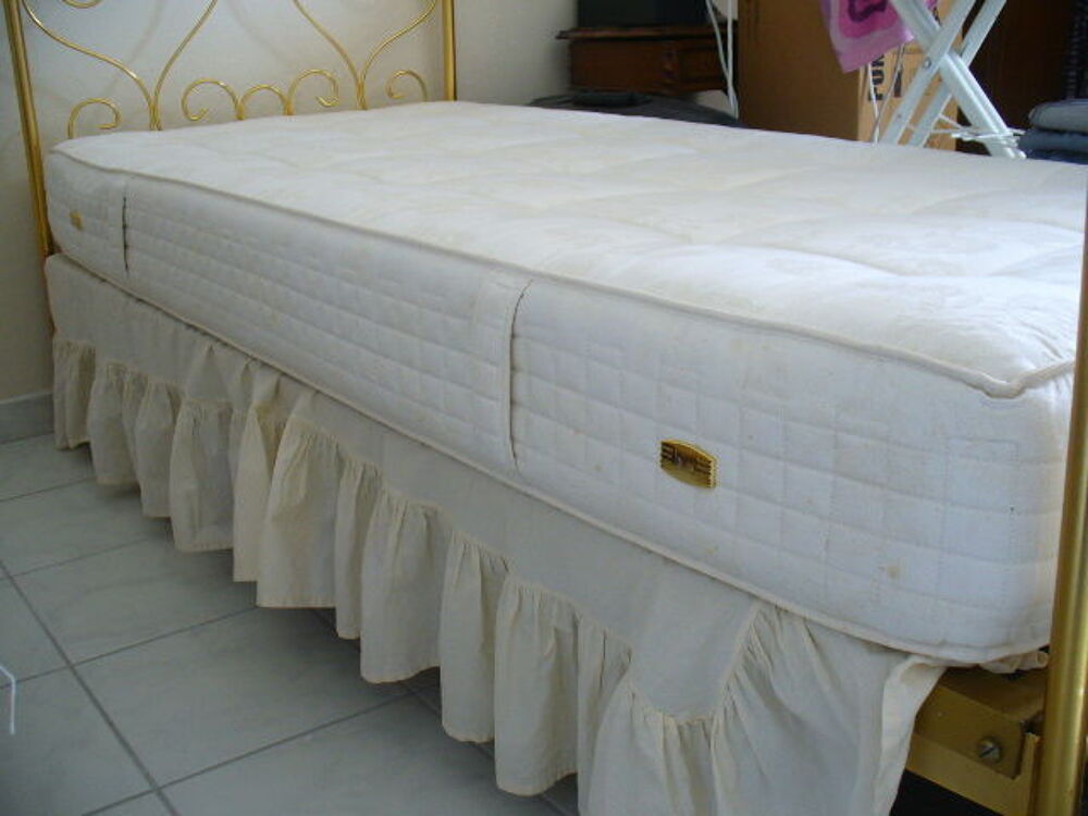 Lit m&eacute;tallique avec parements dor&eacute;s &amp; matelas 90 cm Meubles