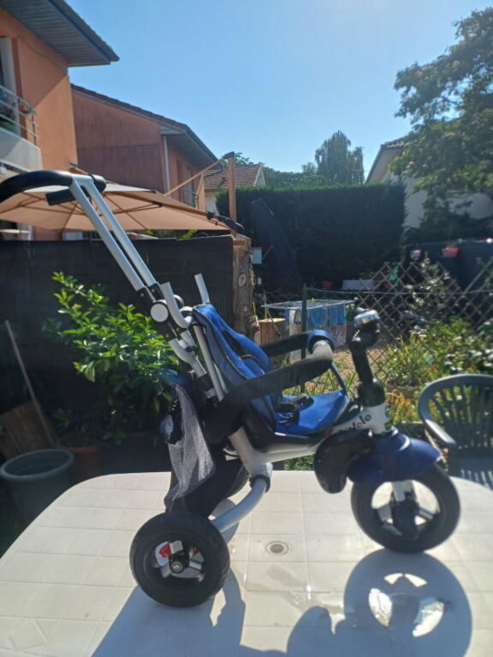 Tricycle enfant bleu avec harnais Vélos