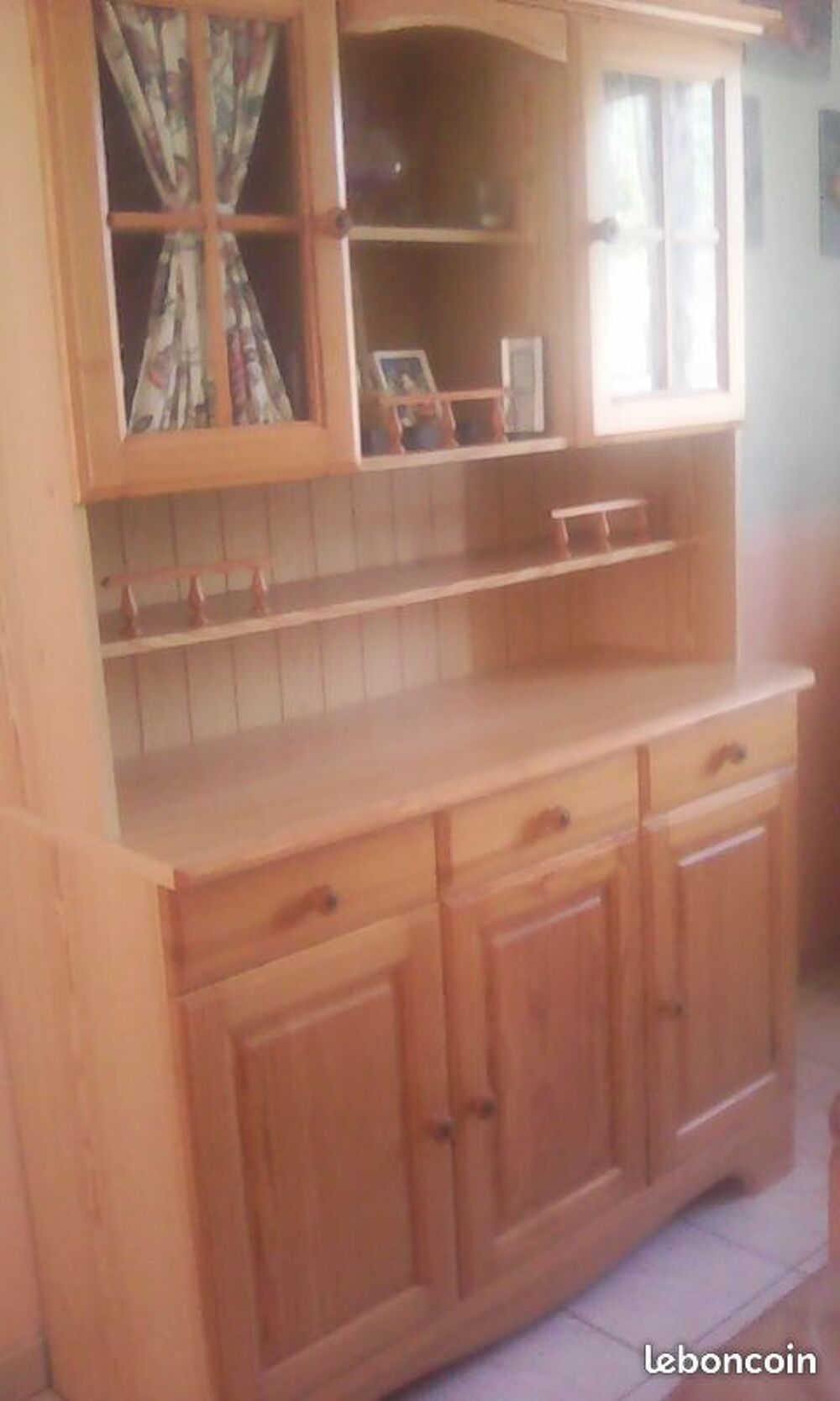 buffet vaisselier en pin en tr&egrave;s bon &eacute;tat Meubles
