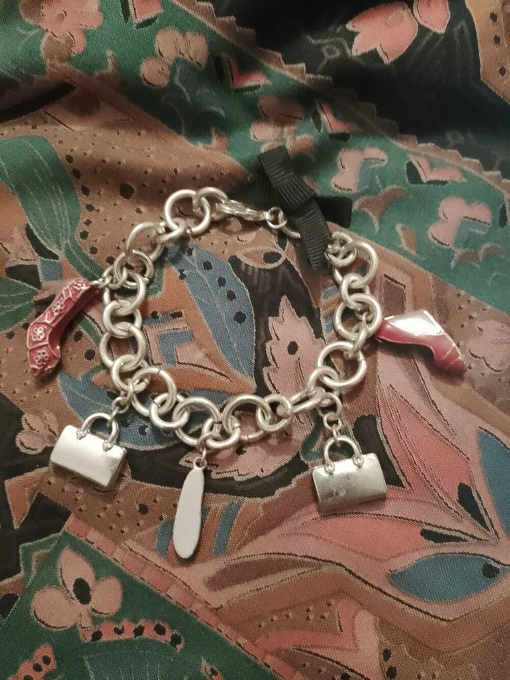 bracelet en m&eacute;tal argent&eacute; th&egrave;me shopping enfants. Bijoux et montres