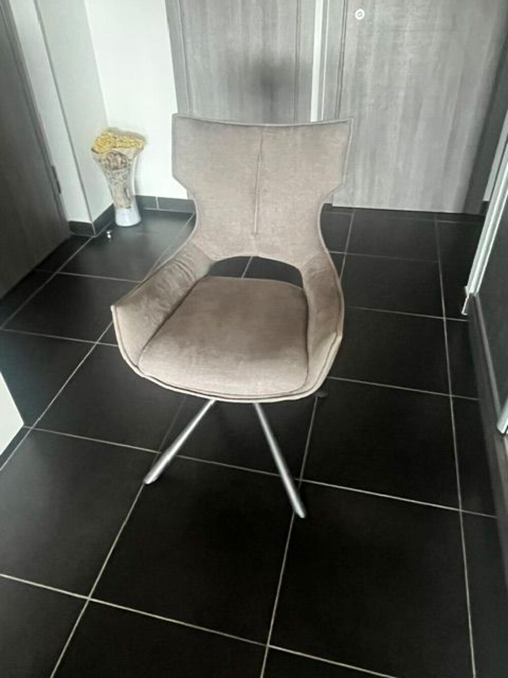 d'un lot de 6 chaises design Meubles