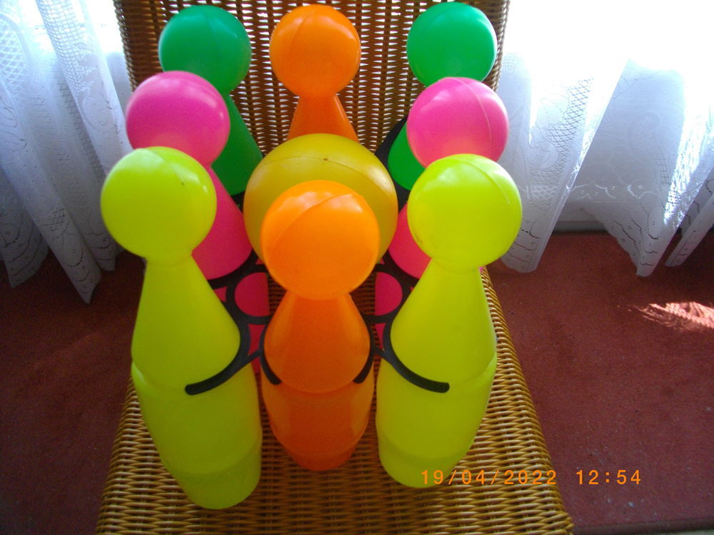 JEU DE HUIT QUILLES + DEUX BOULES POUR ENFANT Jeux / jouets