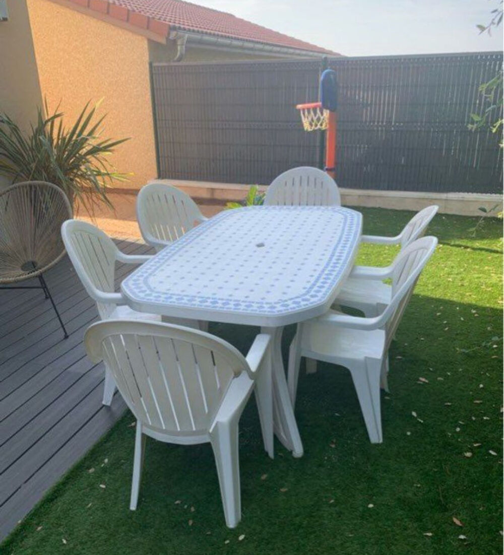 Table ext&eacute;rieure jardin + chaises Meubles