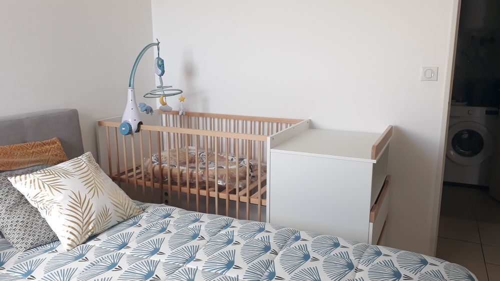 Lit combin&eacute; &eacute;volutif (berceau + commode table &agrave; langer) Mobilier enfants