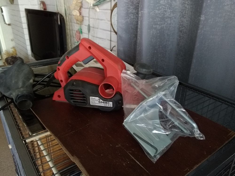 Rabot &eacute;lectrique comme neuf servit pour 2 bas de portes Bricolage