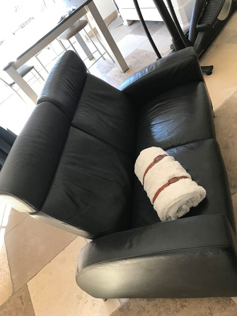 Canap&eacute; noir. CUIR STRESSLESS Meubles