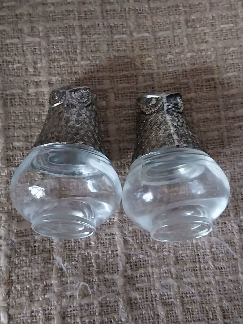 Paire de sali&egrave;res poivre hibou en verre et m&eacute;tal argent&eacute; Décoration
