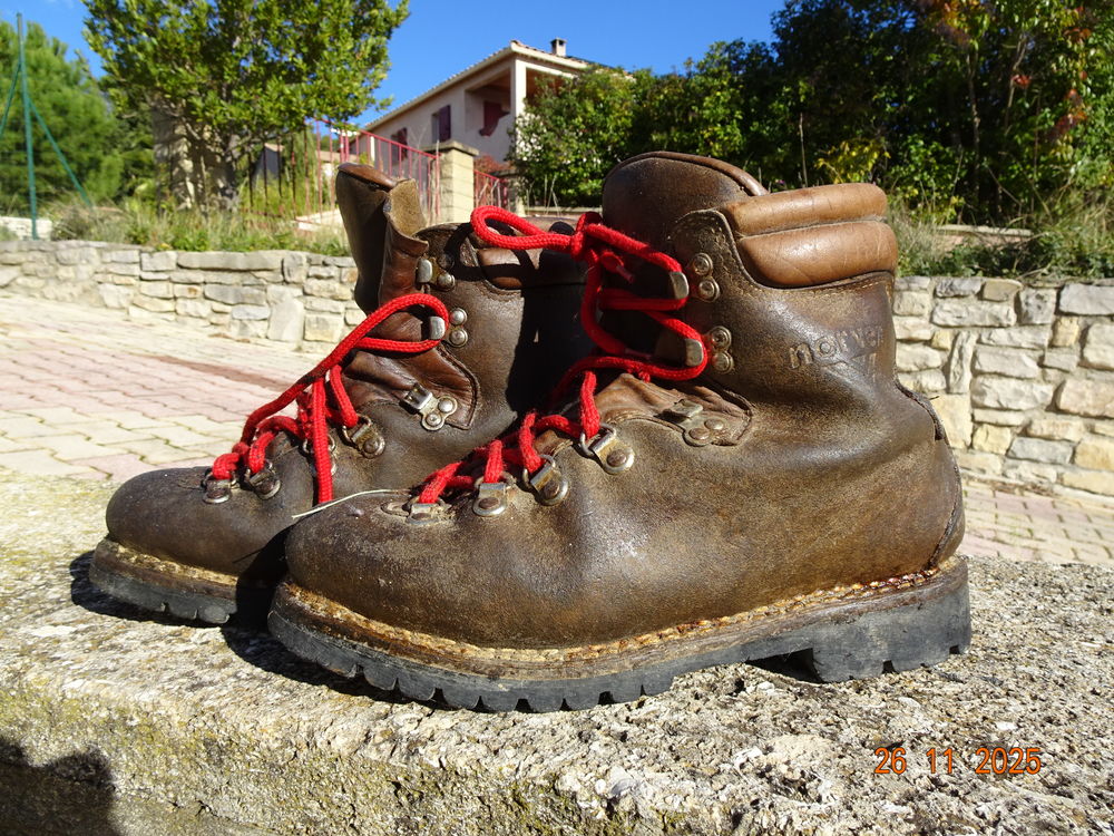 chaussures de montagne cuir peu servi, pointure 42/43 Chaussures