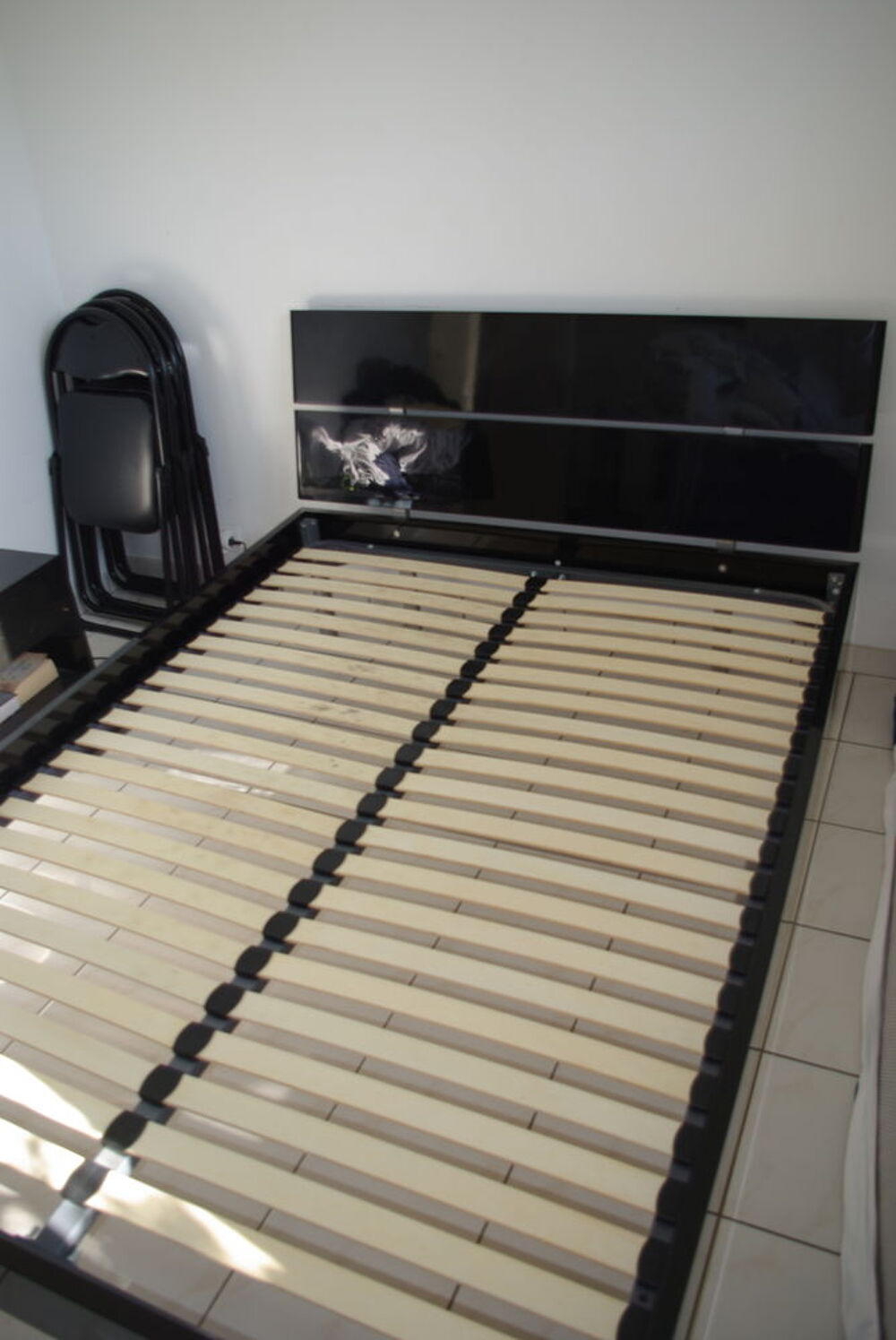 LIT 140x190 avec matelas et chevet Meubles