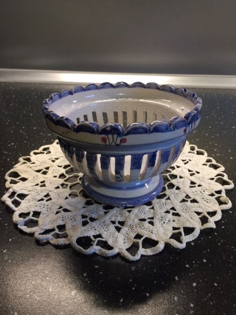 Jolie coupe ronde en céramique ajourée blanc et bleu 3 Saulx-les-Chartreux (91)