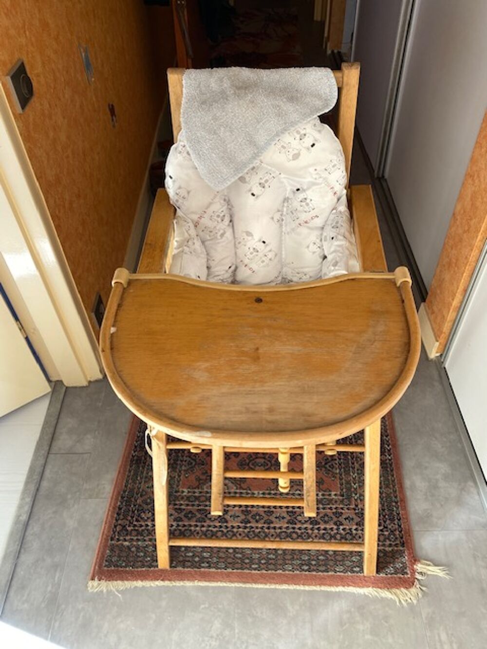 Chaise haute enfant ann&eacute;es 60 bois
Puériculture