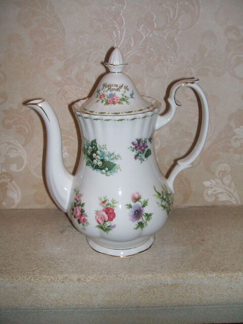 Cafeti�re en porcelaine Anglaise Royal Albert fleur des mois 270 Le Taillan-M�doc (33)