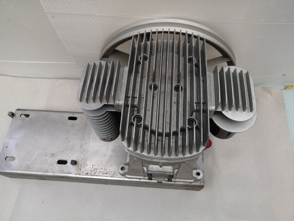 Compresseur d' AIR "NEUF" et r&eacute;servoir de 200 litres "NEUF" Bricolage
