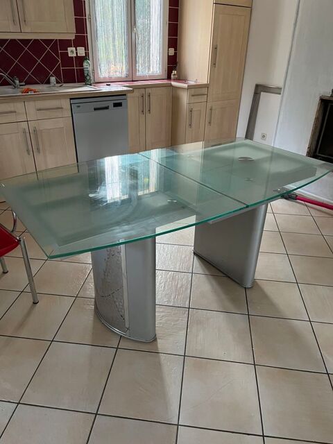 Table extensible en verre poli
Grospierres (07)