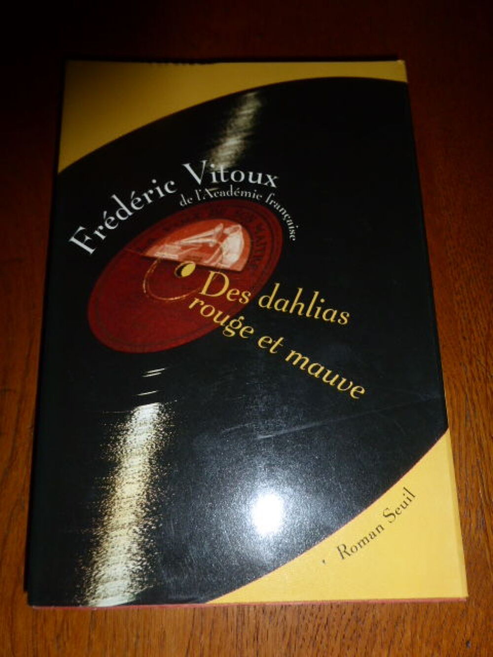 Des dahlias rouge et mauve Fr&eacute;d&eacute;ric Vitoux Livres et BD
