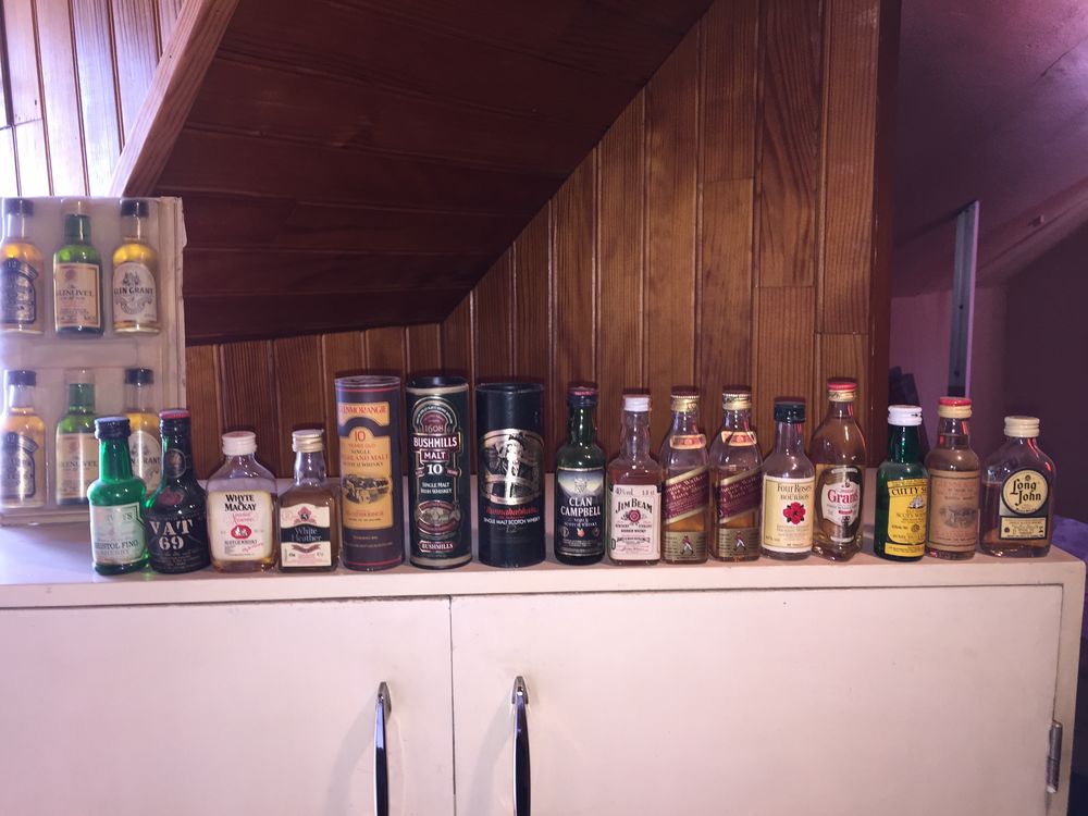 lot de plus de 200 mignonettes d'alcool (d&eacute;m&eacute;nagement) 