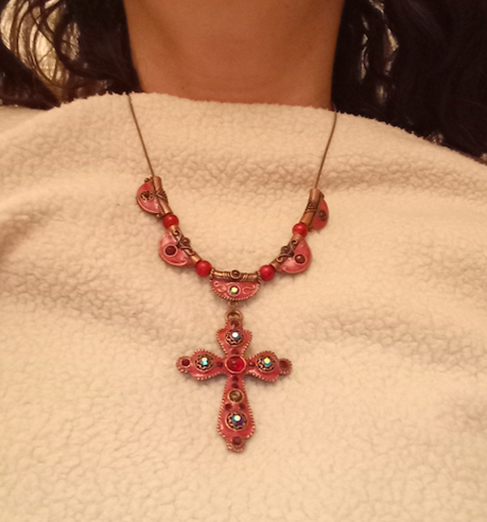 Collier pendentif croix &eacute;mail et strass rouge Bijoux et montres