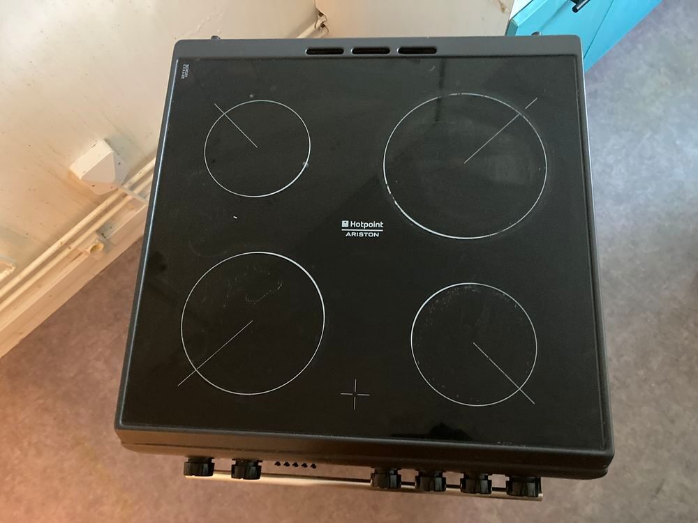 Cuisini&egrave;re Vitroc&eacute;ramique HOTPOINT ARISTON noire Electroménager