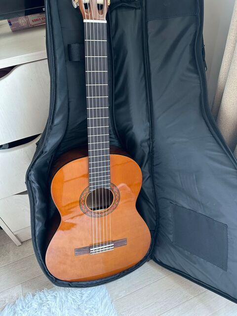 Guitare et son tui 100 Juvisy-sur-Orge (91)