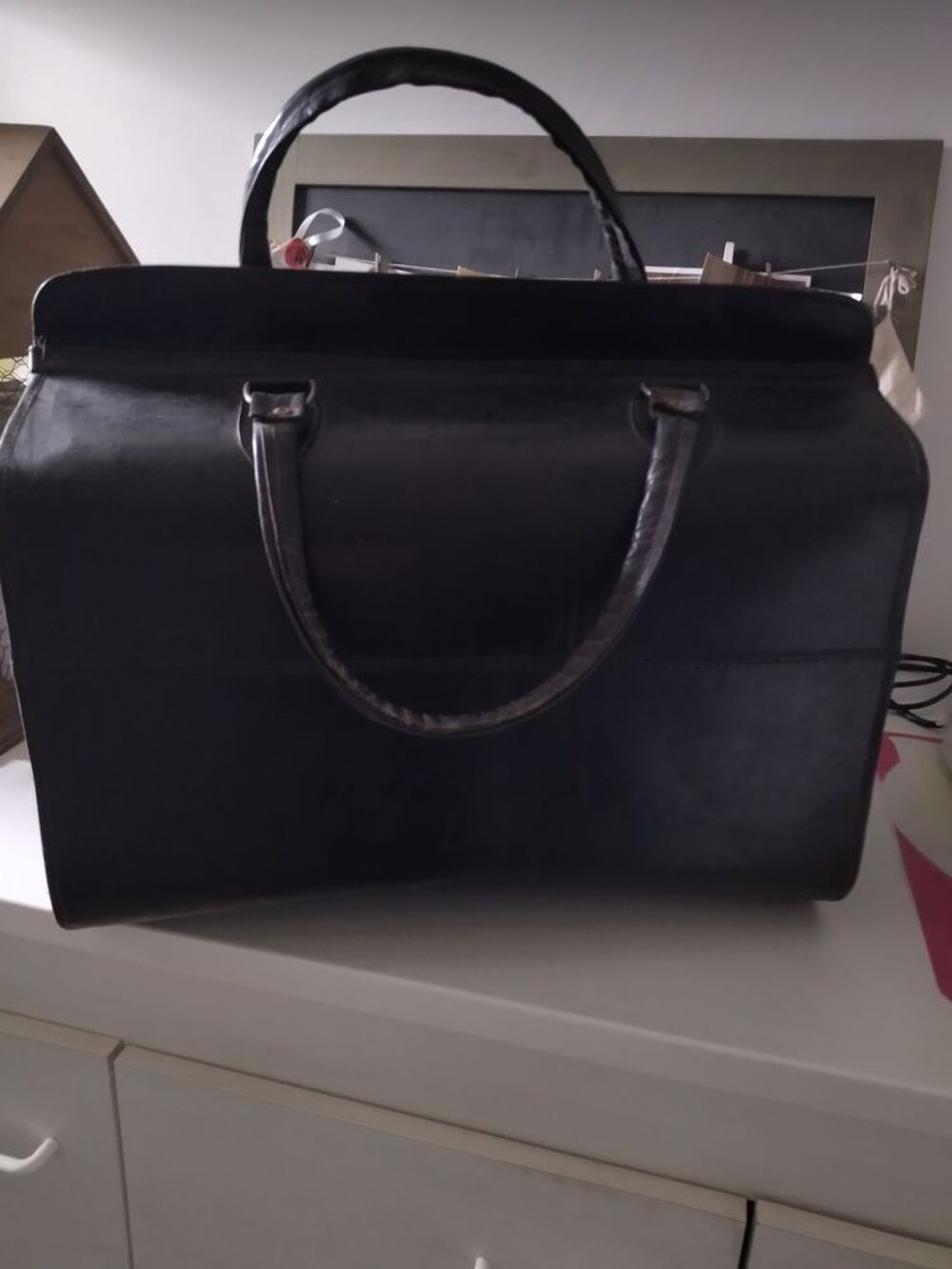 A SAISIR SACCOCHE CUIR NOIRE 
: Maroquinerie