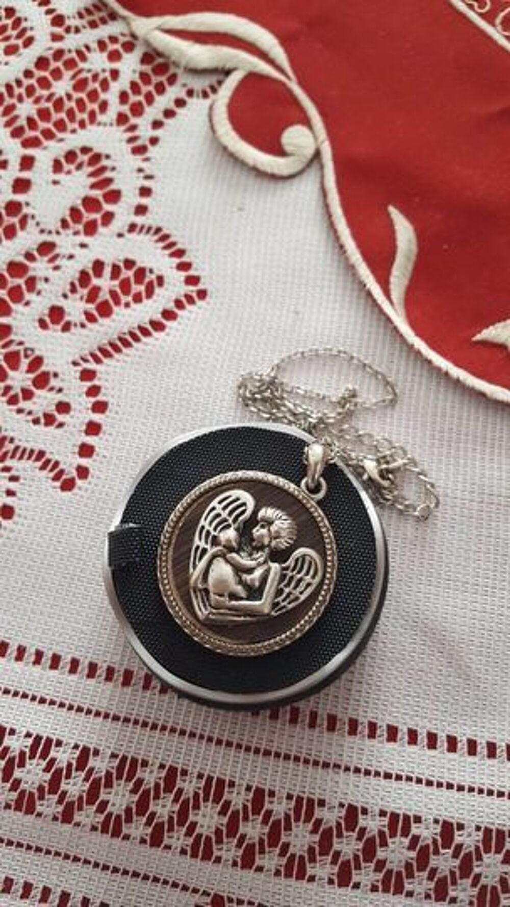 Deux bagues perles culture, m&eacute;daille protection N&deg; 1377 Bijoux et montres