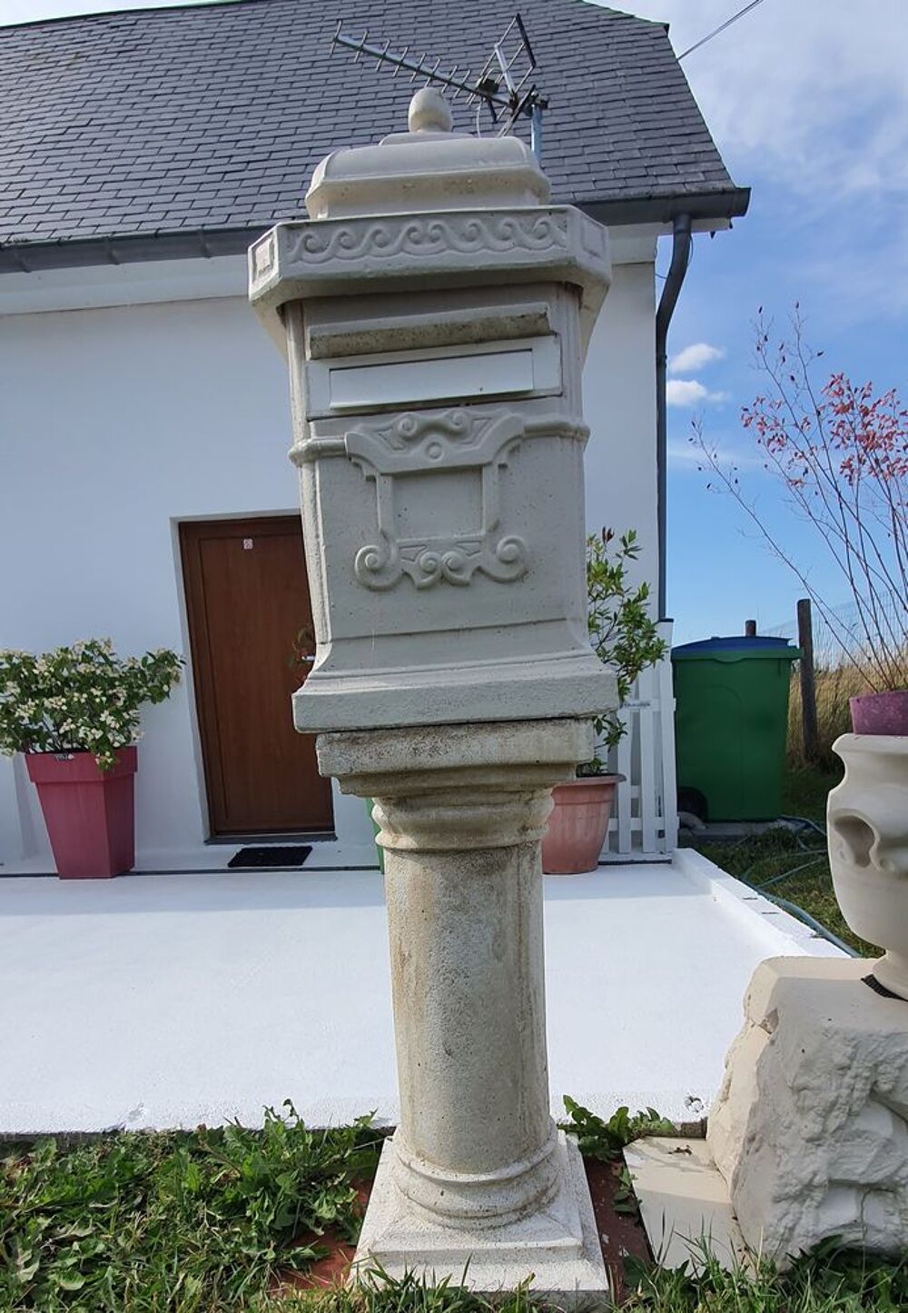 BOITE AUX LETTRES AVEC COLONNE EN PIERRE Jardin